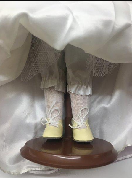 ДЕКОРАТИВНА ЛЯЛЬКА СУВЕНІРНА, ФАРФОРОВА, КОЛЕКЦІЙНА PORCELAIN DOLL "ГРЕЙ" 45 СМ (1303-09) 1303-09 фото