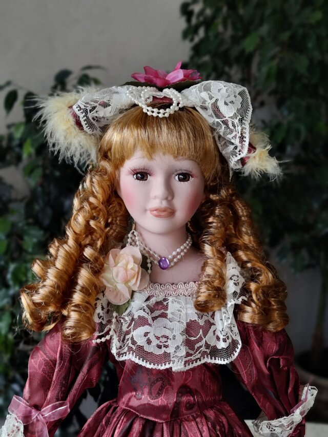Сувенирная фарфоровая кукла «Незнакомка»